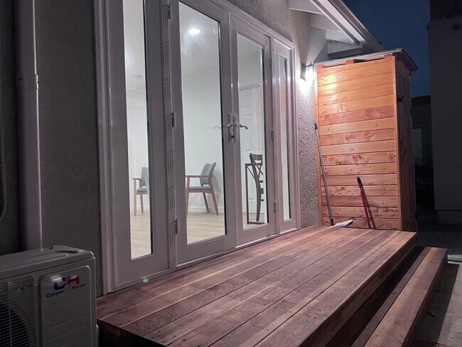 Foto del edificio - 5444 Hazeltine Ave
