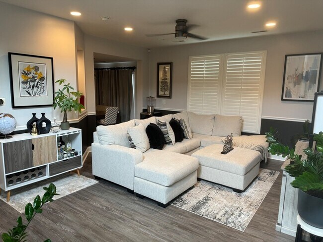 Foto del edificio - 15153 Laurel Ln