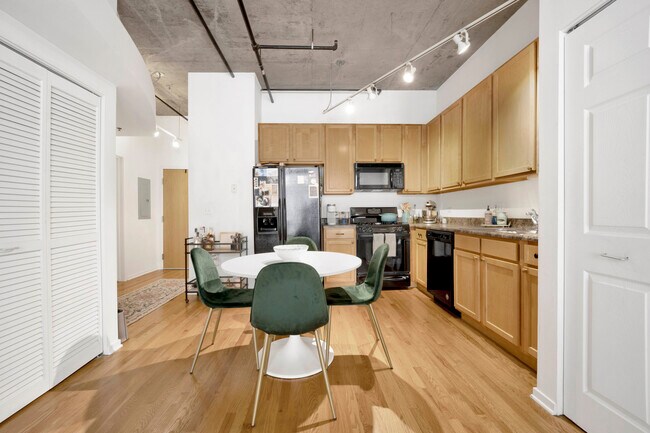 Building Photo - 933 W Van Buren St