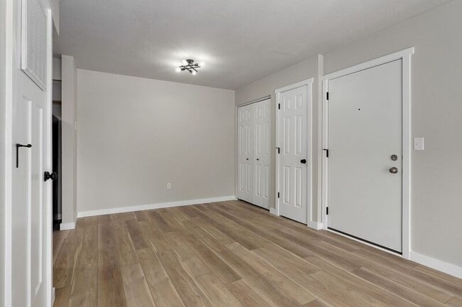 Building Photo - 2213 E Macs Ct