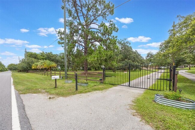 Foto del edificio - 13517 Kirby Smith Rd