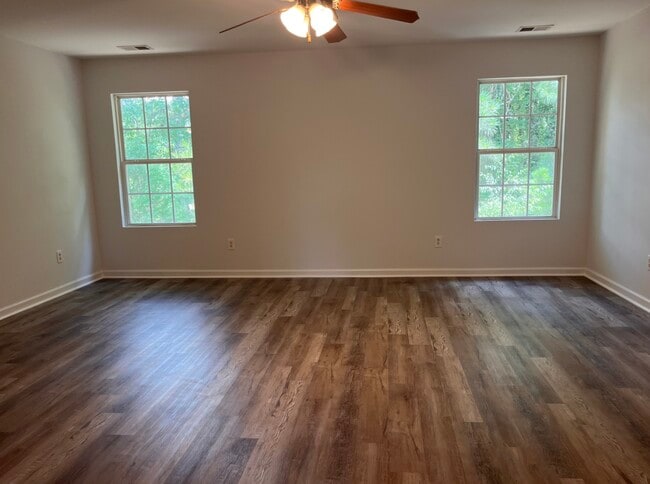 Building Photo - 637 Pointe S Pkwy