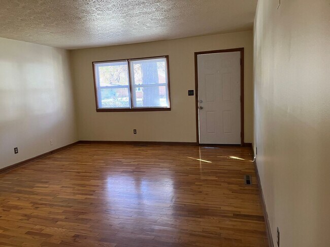 Foto del edificio - ADORABLE 3 BEDROOM HOUSE- FENCED BACK YARD