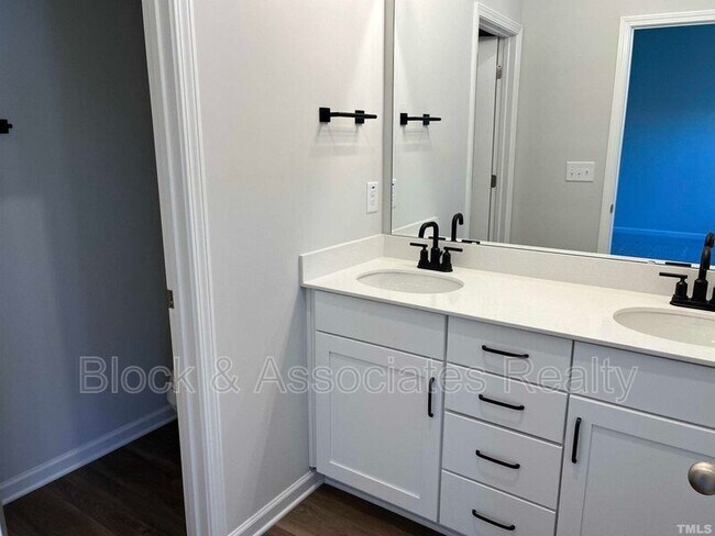 Building Photo - 3301 Oak Pass Dr