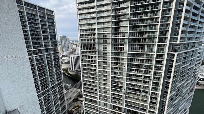 Building Photo - 495 Brickell Ave