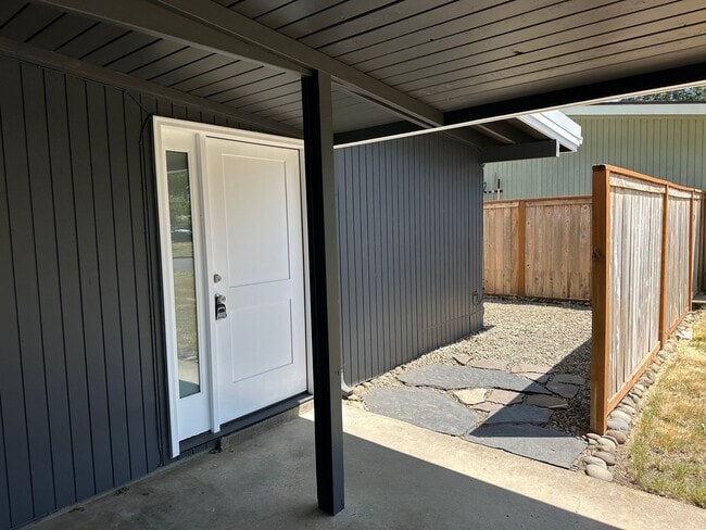 Building Photo - Beautifully updated 2 bedroom 1 bath duplex in a great neighborhood!