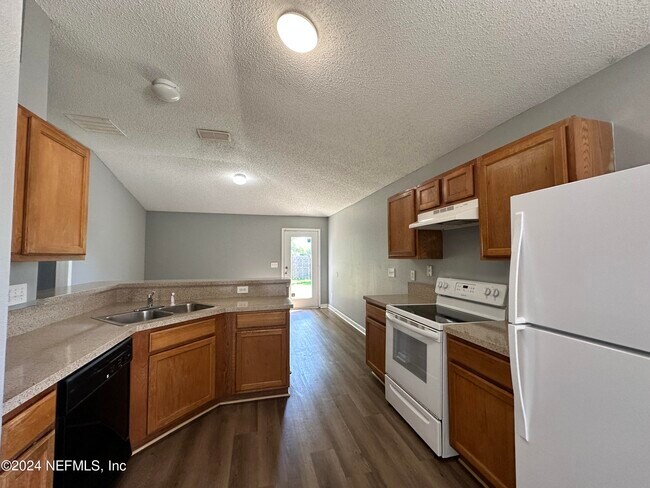 Foto del edificio - 8701 Springtree Road