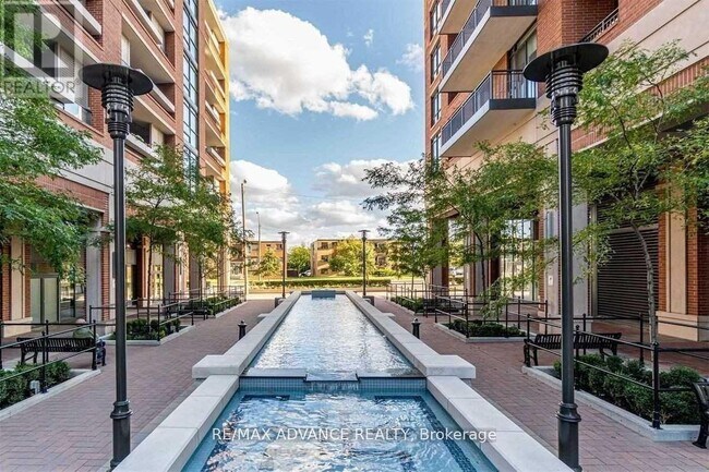 Photo du bâtiment - 800 Lawrence Ave W