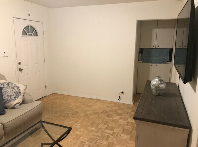 Building Photo - 5842 Lexington Ave