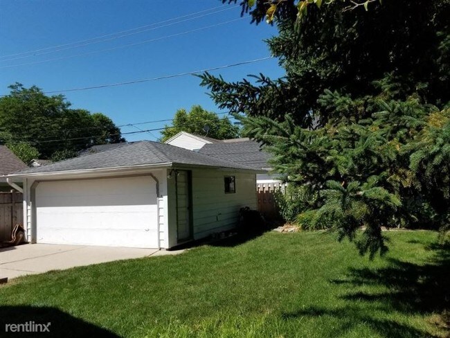 Building Photo - 4 br, 2 bath House - 6015 N Shoreland Ave