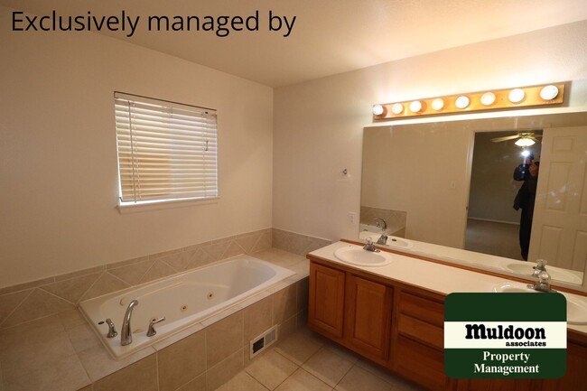 Foto del edificio - Lovely Pet Friendly Pueblo West home!  Com...