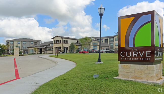 Building Photo - The Curve at Crescent Pointe