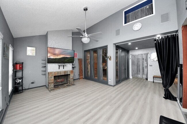 Foto del edificio - 7877 Kendalia Dr