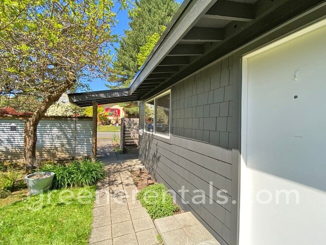 Building Photo - 2BR 1BA West Olympia Home