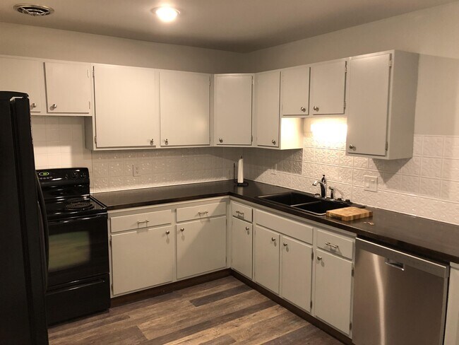 Building Photo - 1709 Blossom Ln