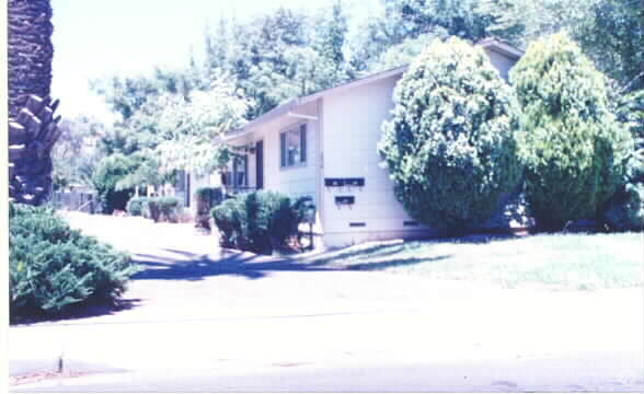 Foto principal - 230 E 3rd St