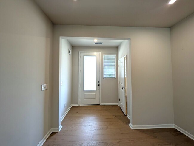 Building Photo - Pristine 2 story Townhome located in the Fifteen Cannon Community in Charlotte!