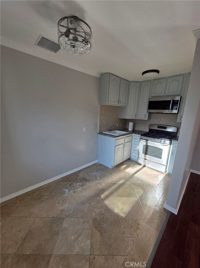 Building Photo - 208 W 90th St