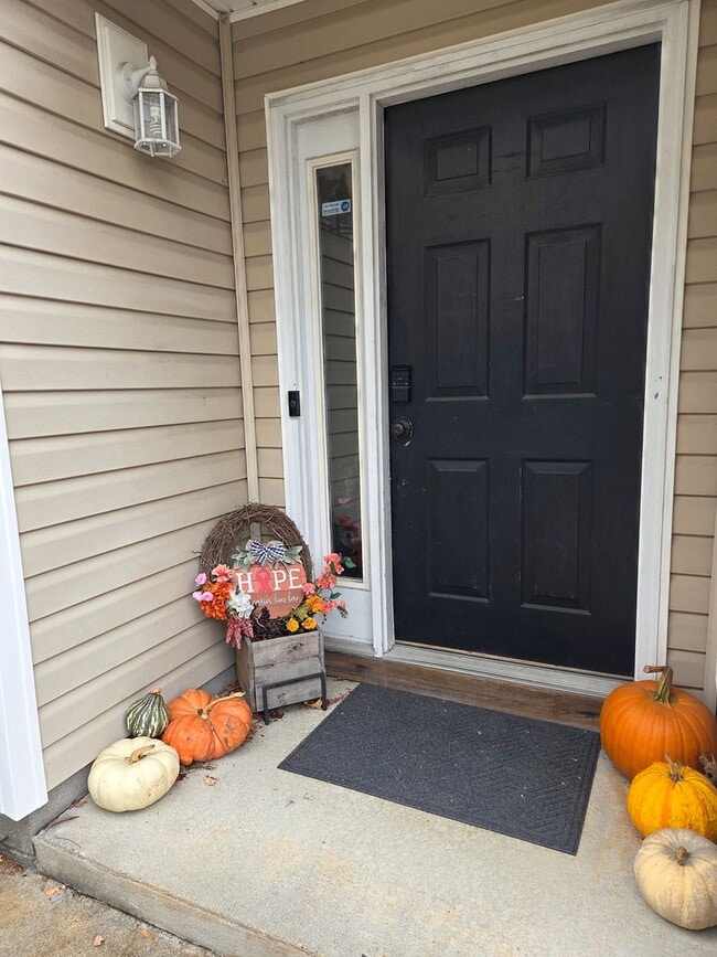 Building Photo - 3BD/3.5BA Townhouse in Town Center!  with Garage and Patio- First Floor Primary Suite