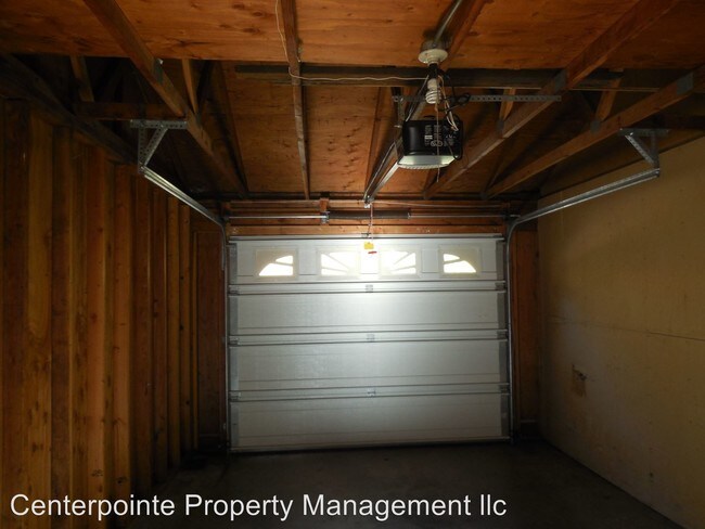 Building Photo - 27 NW Mountain View Dr