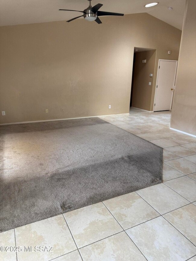 Foto del edificio - 8041 S High Canyon Dr