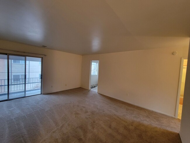 Foto del edificio - Charming 2 BR/1 BA Condo in Silver Spring!