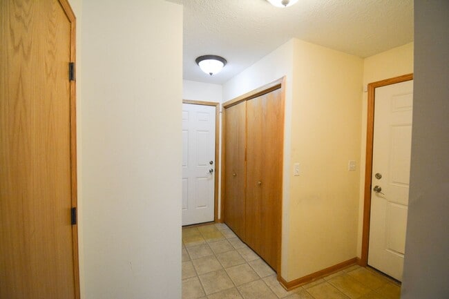 Building Photo - End unit Villas on the Parkway townhome!