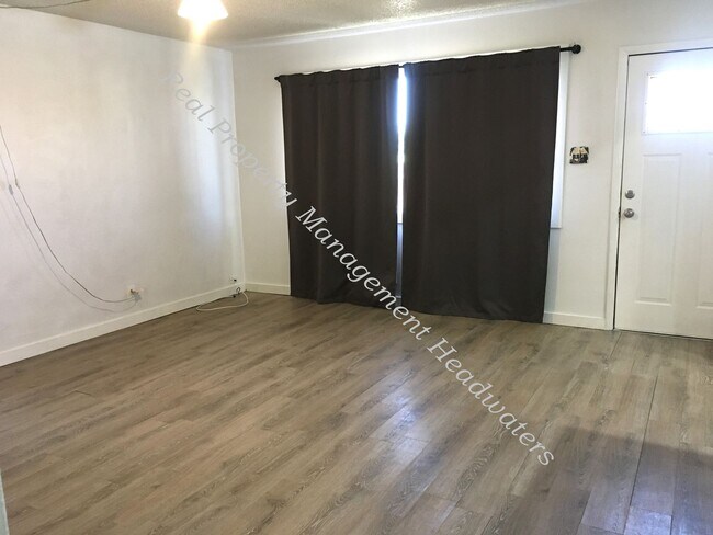 Building Photo - 5 Bed 3 Bath House for Rent