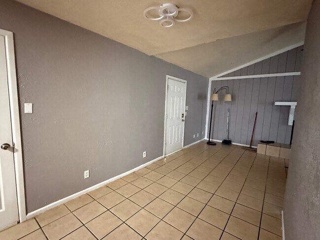 Building Photo - 3504 Fairmount Dr