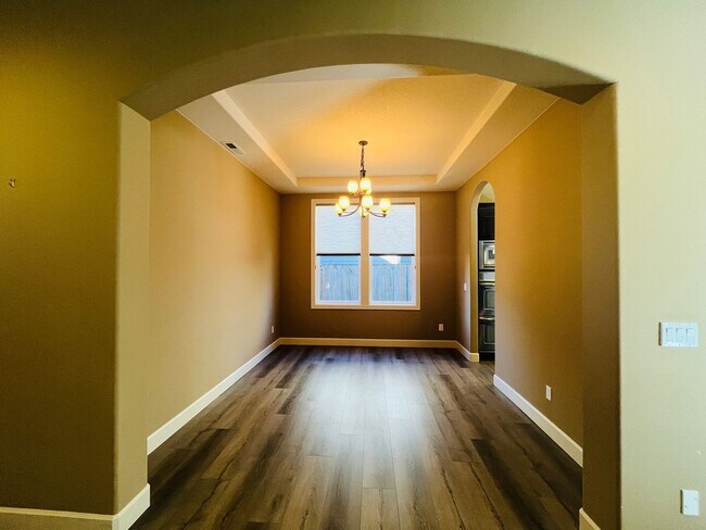 Building Photo - Beautifully Updated 5 Bedroom Home with a Primary En-Suite on Both the Main and Upper Level Conve...