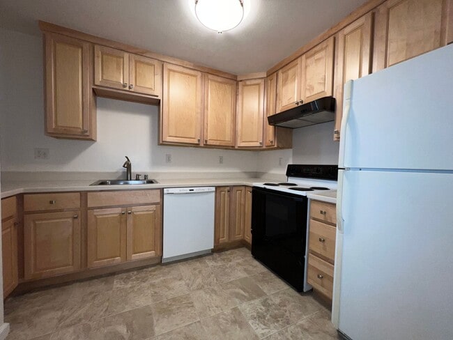 Building Photo - Updated and Sharp 2 Bedroom 2 Bath Condo i...