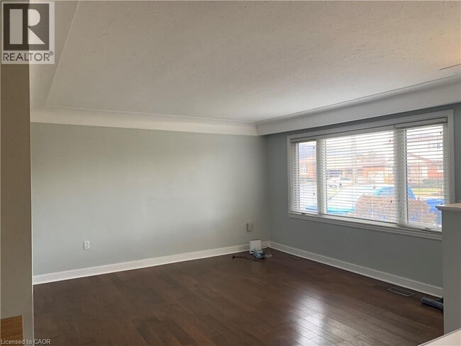 Building Photo - 72 SOUTHMEADOW Crescent