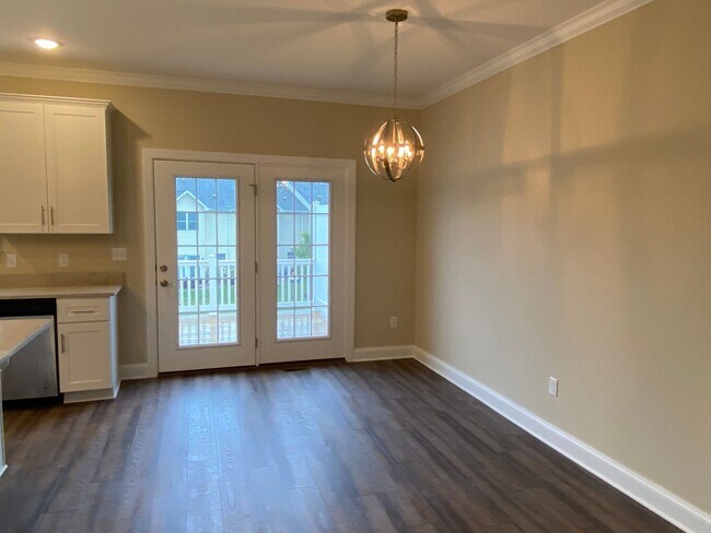 Building Photo - Upscale Luxury Towhouse