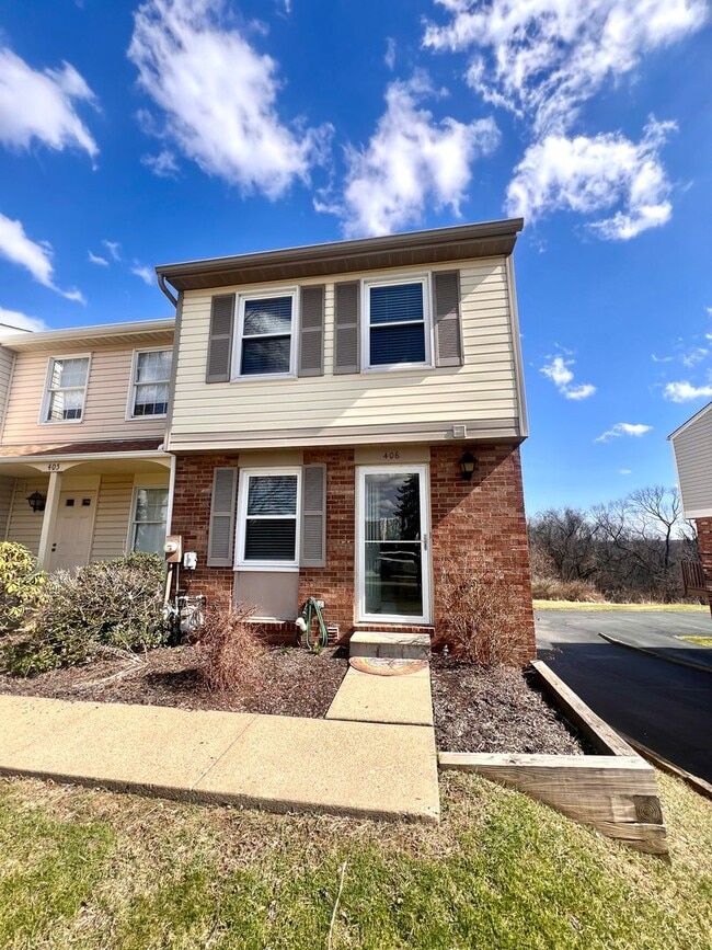 Building Photo - Adorable Townhouse - 2 Bedroom 1.5 Bathroom - Bonnie Brae Drive