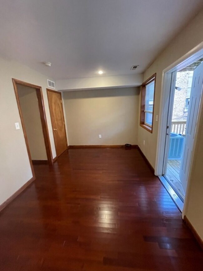 Building Photo - Terrific 2 bedroom in Graduate Hospital wi...