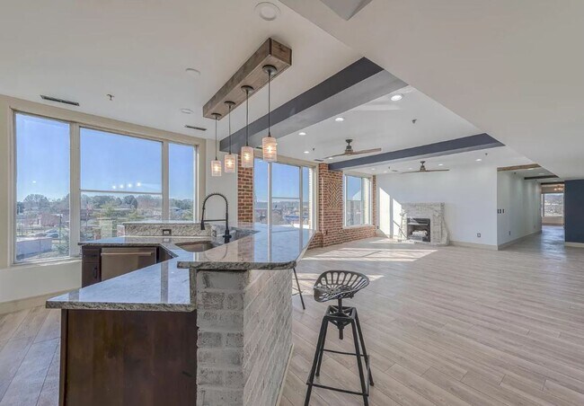 Foto del edificio - Fabulous ENTIRE 5th Floor DOWNTOWN 4/3.5 L...