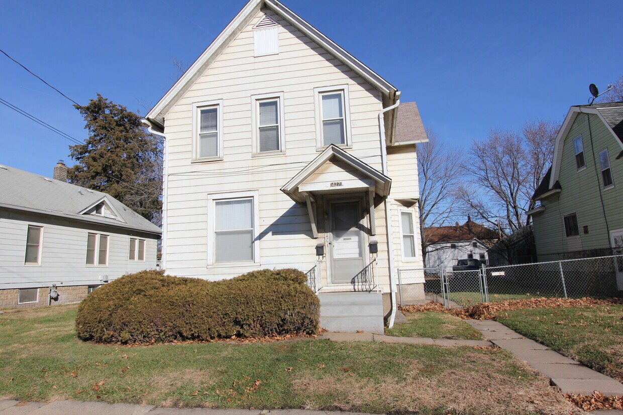 427 S Hancock Ave Unit Lower Duplex, Davenport, IA 52802 Apartments