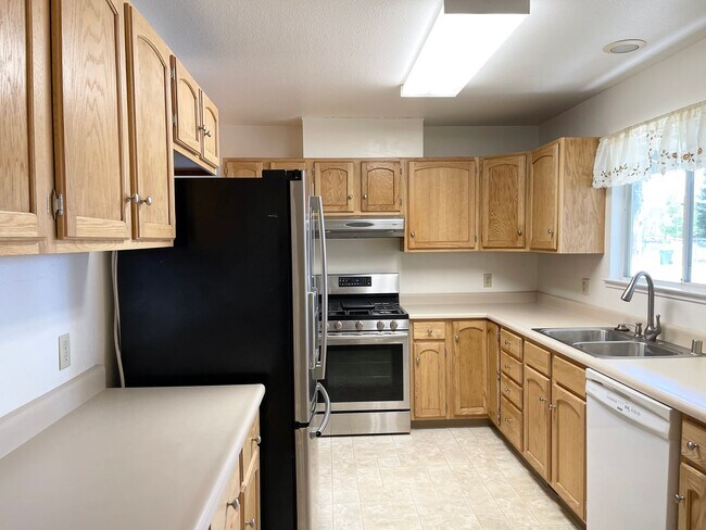 Foto del edificio - Centrally Located 3 Bedroom Duplex in Wind...