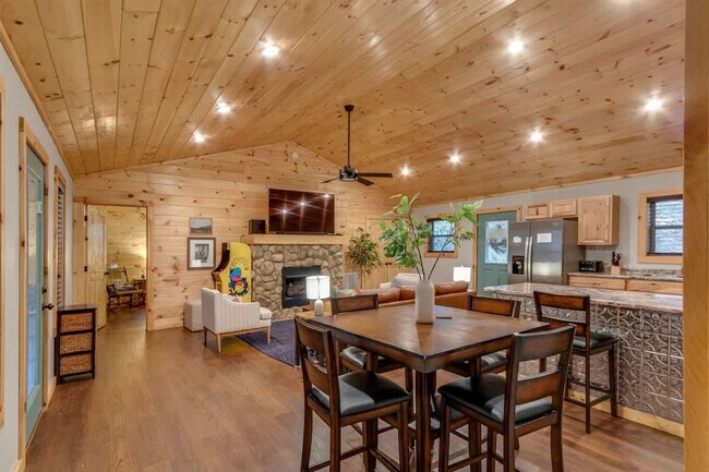 Foto del edificio - 5151 Riversong Way