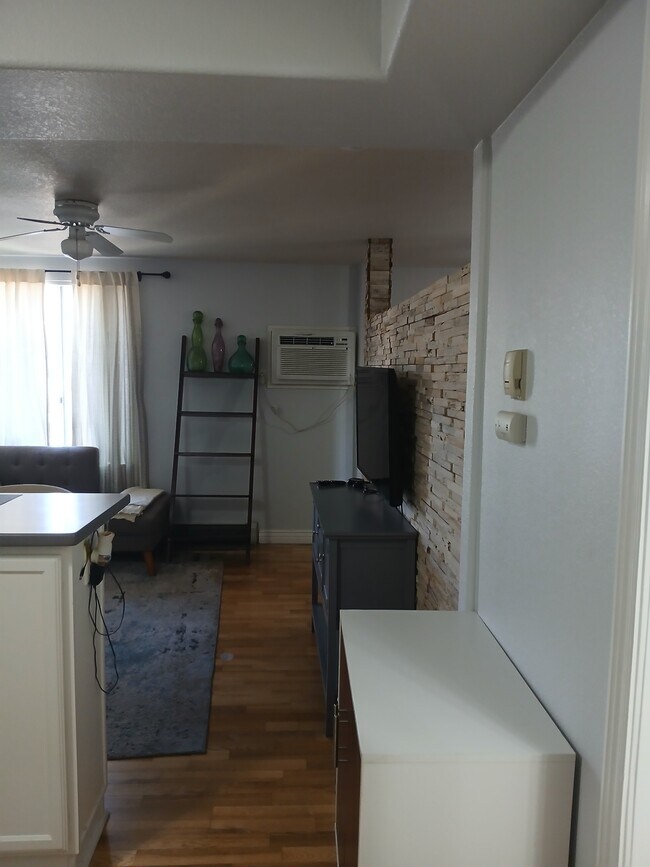 Foto del edificio - 1833 N Williams St