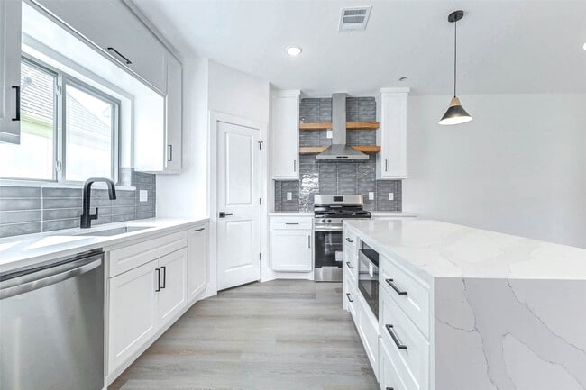 Building Photo - 5638 Dolores St