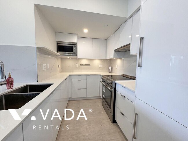 Building Photo - Aura 2 Bed Apartment Rental 504-5399 Joyce...