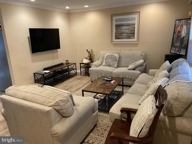 Foto del edificio - 4911 Poplar Dr