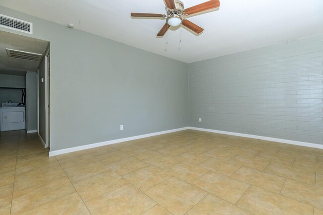 Building Photo - Desert Crown Apartment Homes