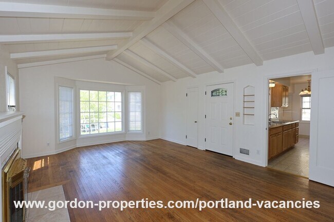 Foto del edificio - SE 57th Ave - 5 bedroom home with fireplac...
