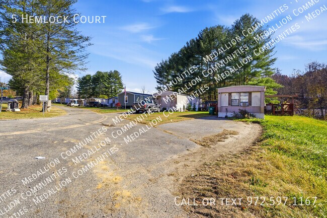Foto del edificio - 5 Hemlock Ct