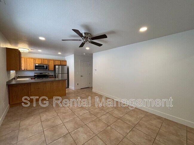 Building Photo - 696 N 600 W