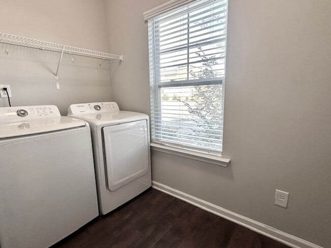 Building Photo - STYLISH & MODERN TOWNHOME IN HARBISON GROVE