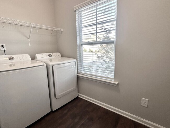 Foto del edificio - STYLISH & MODERN TOWNHOME IN HARBISON GROVE