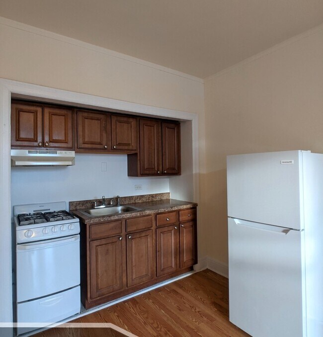 Building Photo - 3335 W Diversey Ave